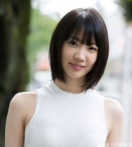 铃木心春视频写真,光影交织的青春印象